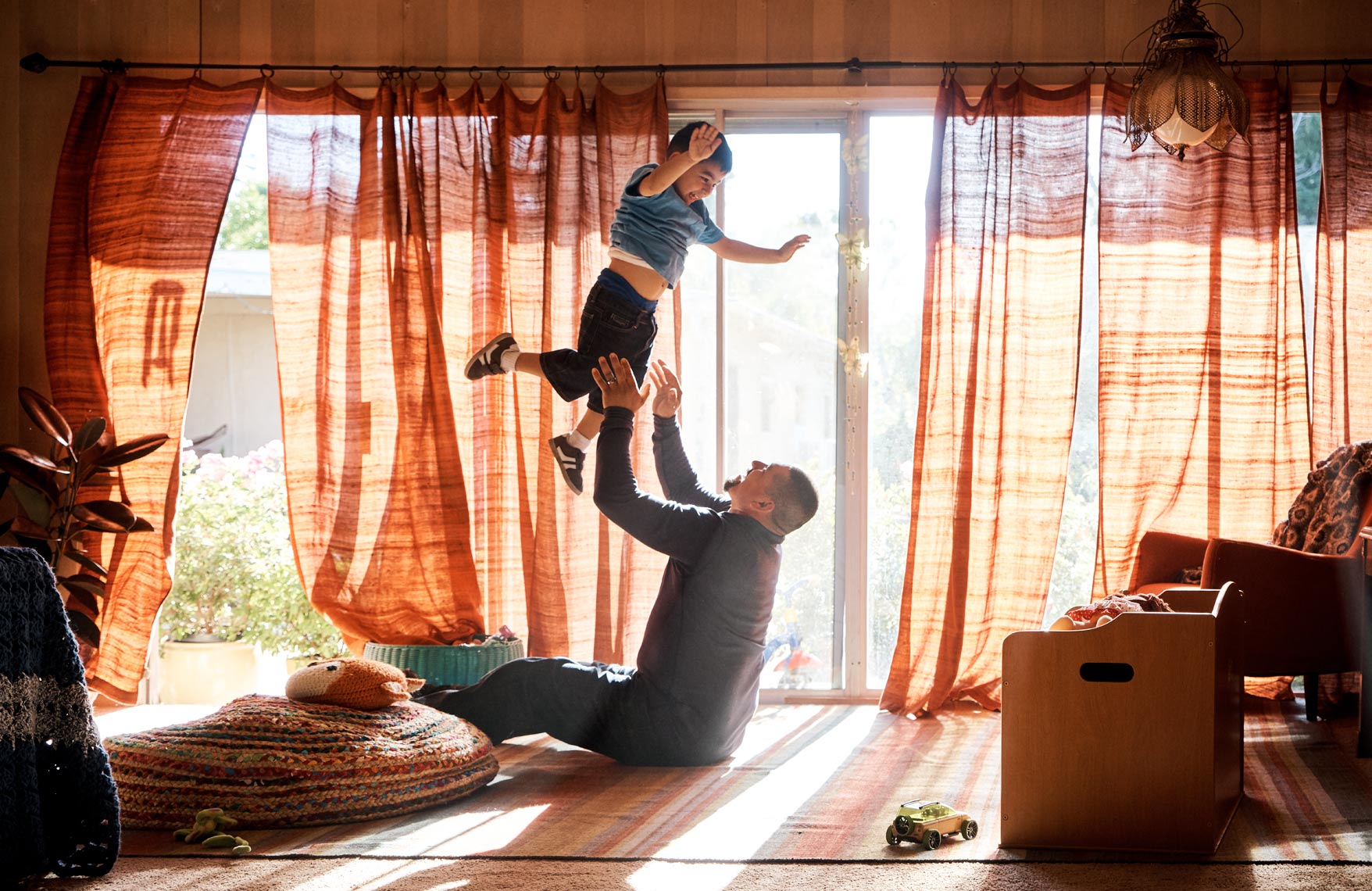 SF_04-wrong-right-father-toddler-flying_1254_z17